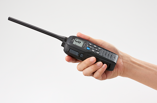 IC-M25 | Rádio marítimo flutuante com modo eco e 14 horas de duração